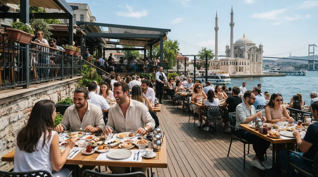 les terrasses en plein air du The House Cafe Ortaköy faisant face au Bosphore, tables dressées pour le brunch avec l'eau au-delà