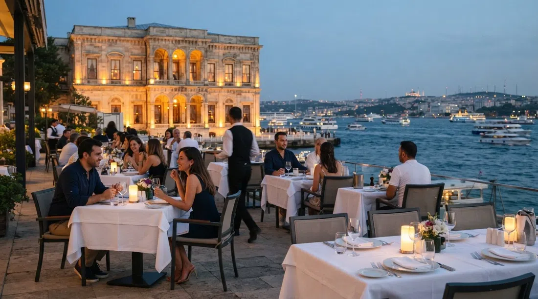 terrasse de Lokanta Feriye sur le Bosphore dans la lumière chaude du soir, nappes blanches et l'eau visible au-delà du palais restauré