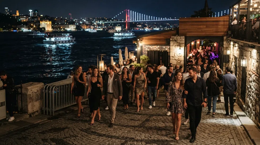 Sortie la nuit à Kuruçeşme, lumières du club en plein air sur le Bosphore se reflétant sur l'eau, une foule habillée arrivant